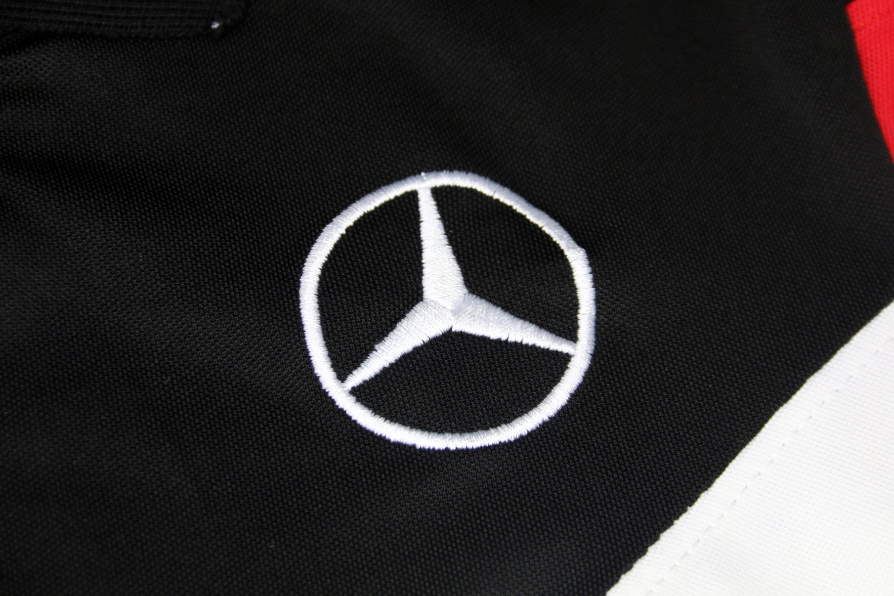 Mẫu thêu logo đồng phục showroom Toyota